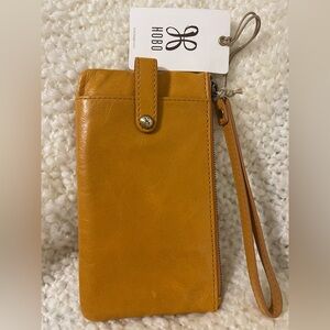HOBO "KING" Wristlet
Mustard exterior
100% leather
NWT